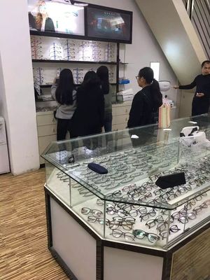 普寧網(wǎng)紅眼鏡店全城再掀熱潮，新店開業(yè)四折鉅惠引爆社交圈